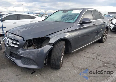 2016 Mercedes-Benz C 300 4Matic/Luxury 4Matic/Sport 4Matic z USA, uszkodzony, nr VIN 55SWF4KB8GU137728